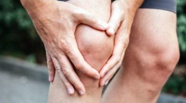 Person with knee pain in need of a meniscus repair treatment